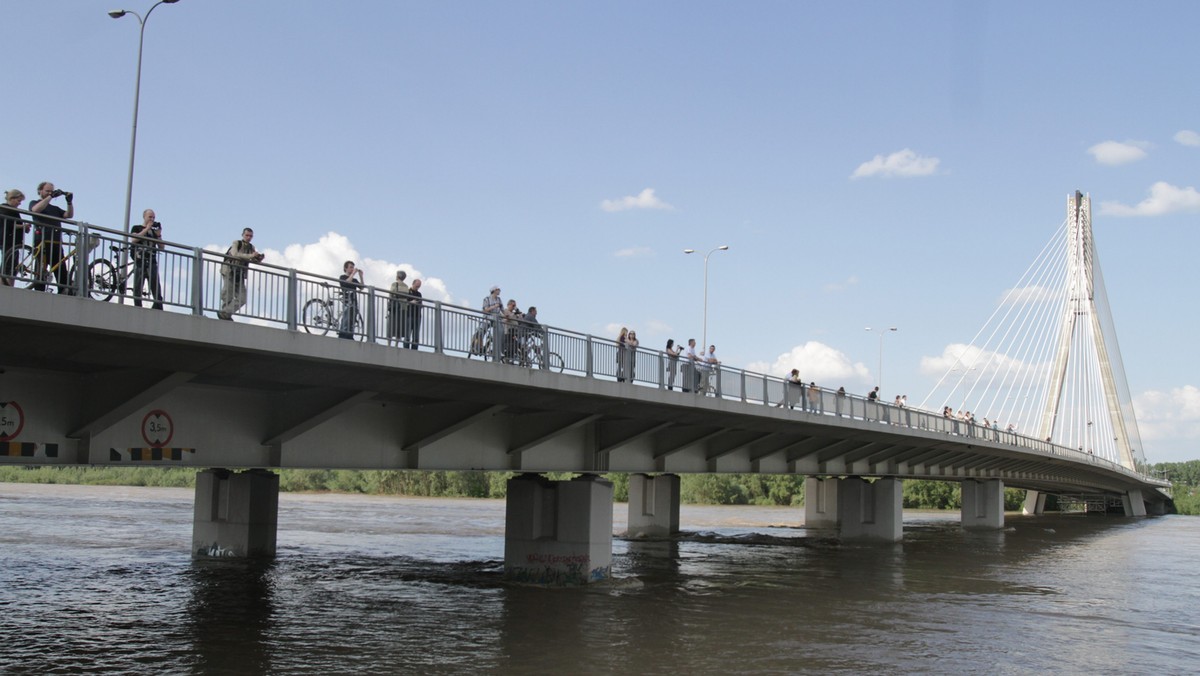 Stan wody w Wiśle w Warszawie z każdą godziną zmienia się. O godzinie 19. po raz pierwszy stan wody zaczął opadać. O ile jeszcze o godzinie 18.30 stan wody wynosił 766 centymetry, to pół godziny później było to 765 centymetry. Obecnie stan wody wynosi 771 cm. Wciąż pozostaje 29 cm rezerwy do stanu krytycznego.