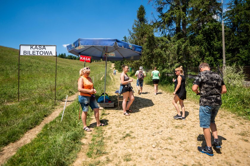 Górale pobierają opłaty za przejście ścieżką na Gubałówkę