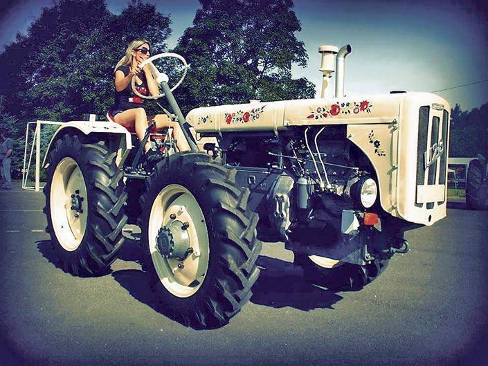 Traktorral kelt feltűnést a szépség - Blikk