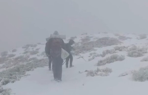Seis horas de rescate en ventisca extrema salvan a cuatro en Gredos