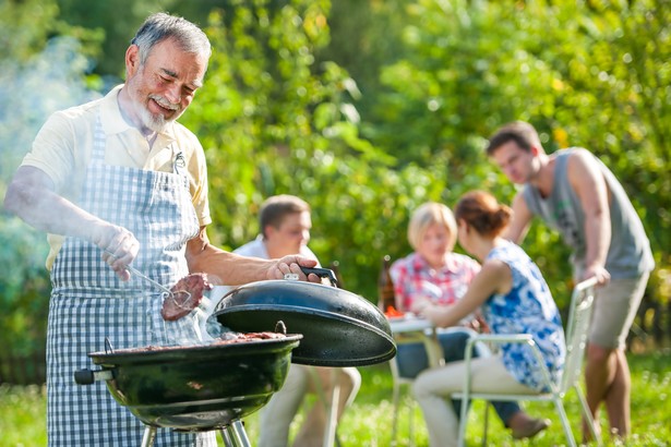 sąsiedzi przy grillu