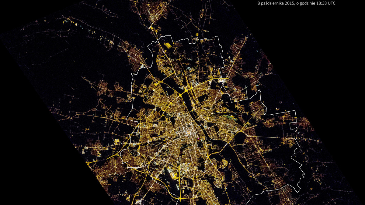 Warszawa nocą na niesamowitym zdjęciu z pokładu Międzynarodowej Stacji Kosmicznej (ISS)! Zdjęcie zostało wykonane na prośbę Centrum Badań Kosmicznych PAN pomogą w badaniu zanieczyszczenia świetlnego. Obraz robi niesamowite wrażenie, a widać na nim m.in. rozświetlony Stadion Narodowy, ciemne pasy startowe Okęcia i oświetlone mosty na Wiśle.