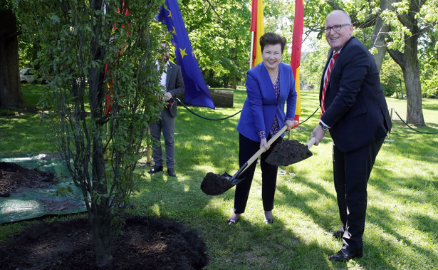 Hanna Gronkiewicz-Waltz podkreśliła, że w tym roku przypada 60-lecie przyjęcia Traktatów Rzymskich, które są "fundamentem Europy solidarnej, bezpiecznej i praworządnej". "Polska jest częścią rodziny europejskiej i dzięki Unii nasz kraj rozwija się prężnie. Dowody na to są w wielu miejscach Warszawy i rola Komisji Europejskiej jako strażnika traktatów UE jest dla państw członkowskich takich jak Polska niezwykle ważna" - zaznaczyła.