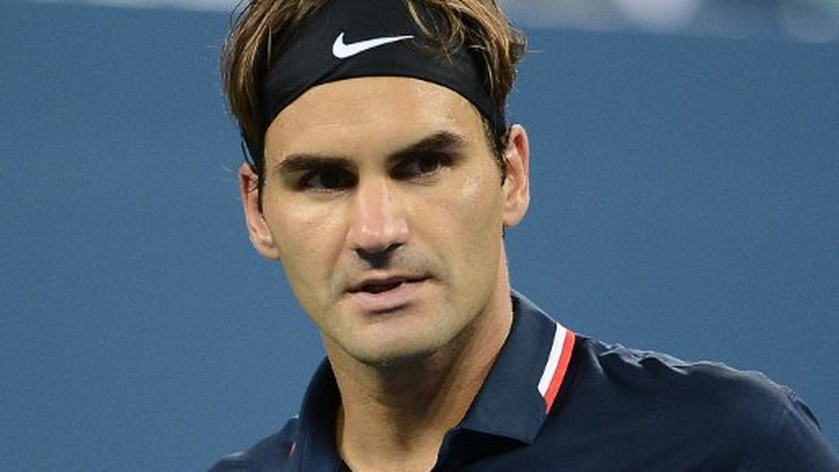 Roger Federer pokonał Davida Ferrera 6:4, 7:6(5), odnosząc swoje drugie zwycięstwo w grupie B ATP World Tour Finals. Szwajcar jako pierwszy tenisista w londyńskim turnieju zapewnił sobie awans do półfinału. Dla "Króla Rogera" było to już 14. zwycięstwo w karierze nad Hiszpanem, który wciąż nie potrafi znaleźć sposobu na bardziej utytułowanego rywala.