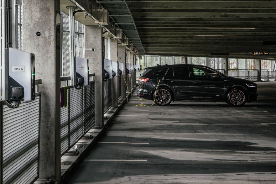 Na lotnisku w Oslo, na dwóch poziomach parkingu znajduje się prawie 750 ładowarek typu wallbox.