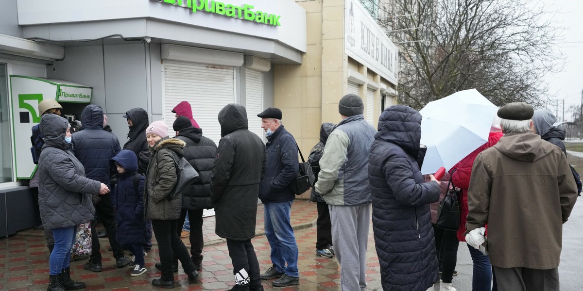 Ludzie ustawiają się w kolejce, by wypłacić pieniądze z bankomatu. Mariupol, Ukraina 24 lutego 2022 r. 