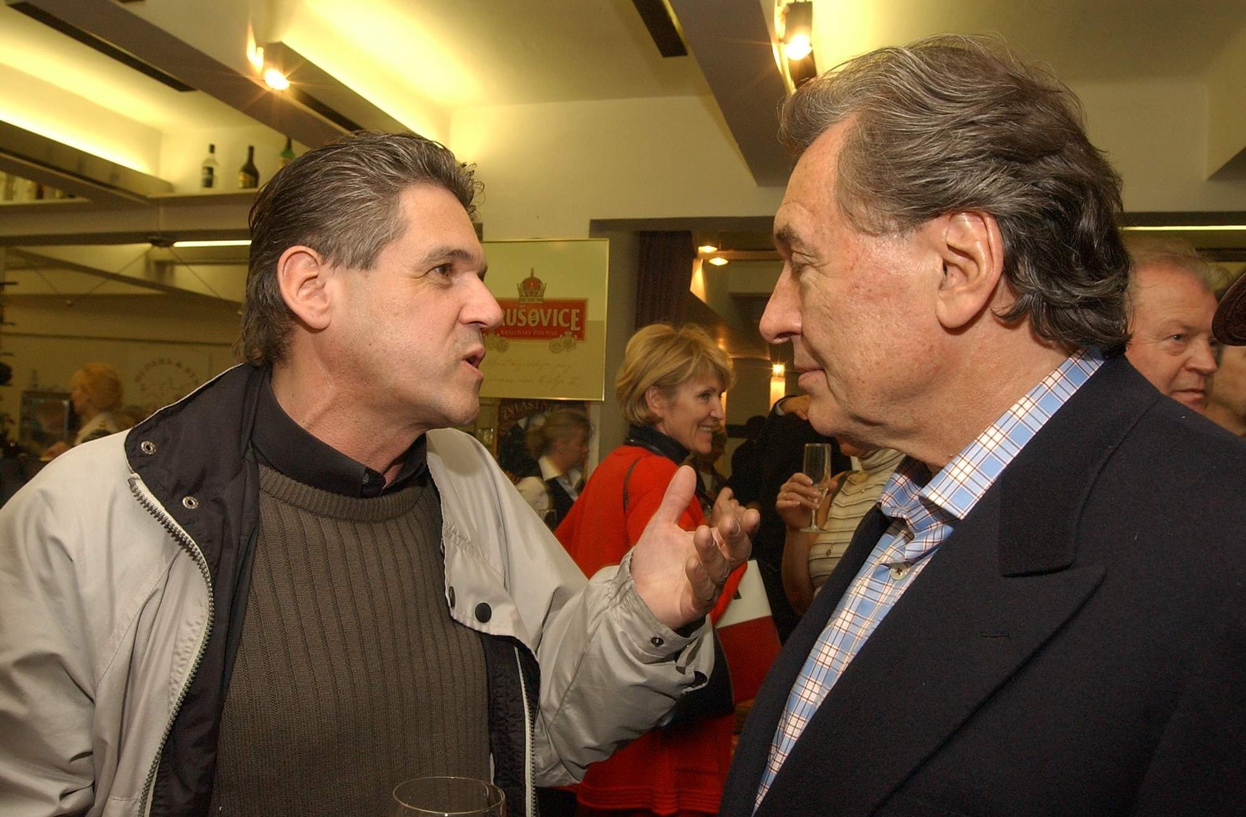 Český spevák Karel Zich s Karlom Gottom.