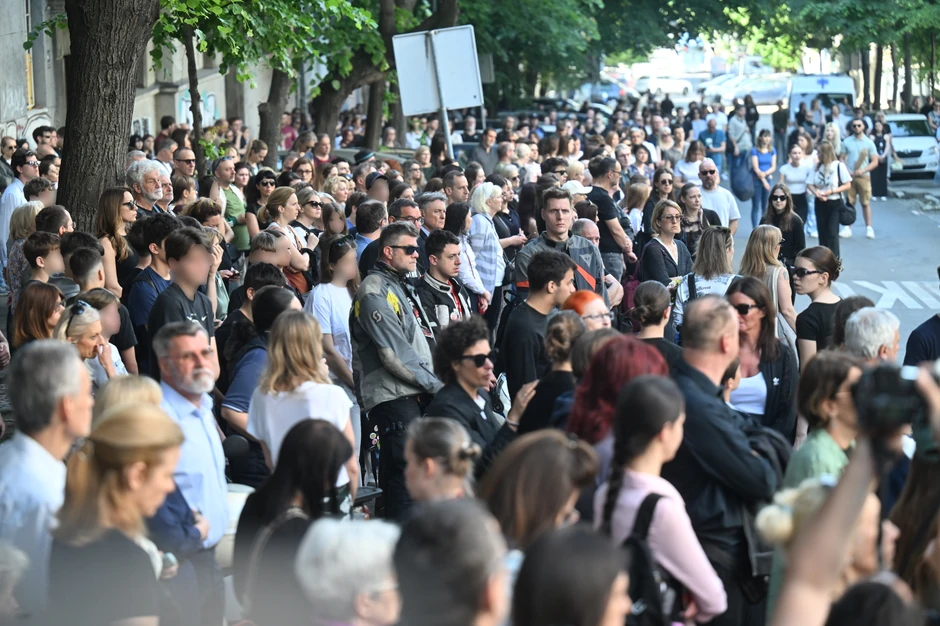 Okupljeni ispred škole na Vračaru