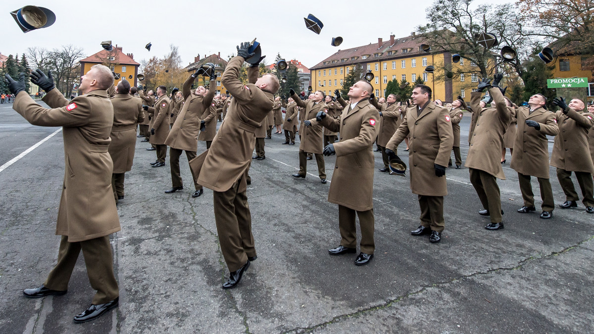 Ponad 100 absolwentów Akademii Wojsk Lądowych we Wrocławiu zostało wczoraj promowanych na pierwszy stopień oficerski. Podporucznicy zostaną skierowani do służby na stanowiska dowódców plutonów w pierwszych sześciu brygadach Obrony Terytorialnej.