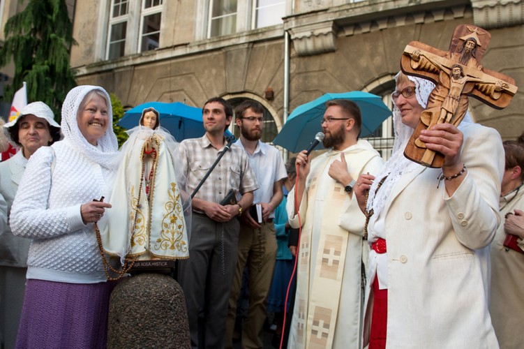 Kontrowersyjna sztuka 'Golgota Picnic'. Protesty i modlitwy w całym kraju