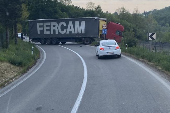 TEŠKA SAOBRAĆAJNA NESREĆA KOD TOPOLE Vozač automobila se zakucao u kamion (FOTO)