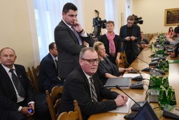 Ziemski: Odłamki lewego skrzydła Tu-154M - 30 metrów za "pancerną brzozą"