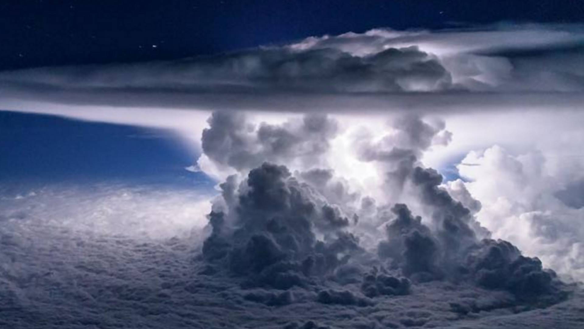Pilot letel ponad búrkové mraky a ich krásu zachytil na fotoaparát