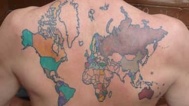Najdziwniejsze tatuaże na świecie - Bill Passman, podróżnik z USA, wytatuował mapę świata na plecach