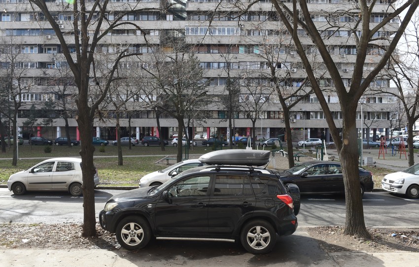 Parkiranje između drveća