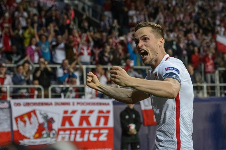 Kędziora cieszy się po zdobyciu gola przez Lipskiego