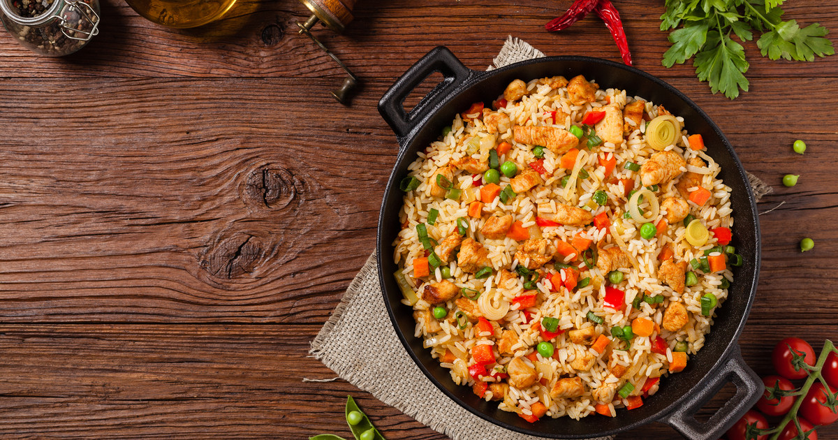 Ryż z kurczakiem i warzywami - przepis - Onet Gotowanie