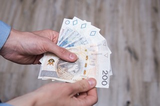 W ogłoszeniach o przetargu nie wolno określać innych warunków udziału niż złożenie wadium