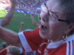 Taką babcię chciałby mieć każdy kibic