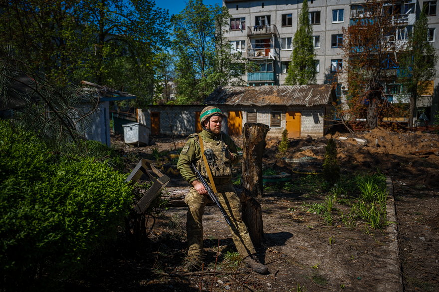 Ukraiński żołnierz na patrolu w miejscowości Czasiw Jar w okolicy Bachmutu, 3 maja 2023 r.