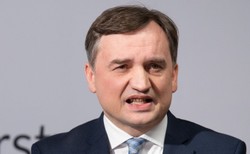Ziobro w kopalni z bronią za paskiem. TŁUMACZENIE ministra