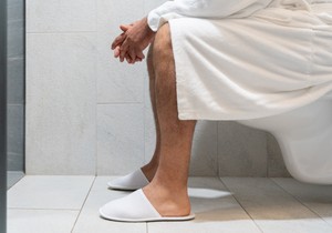 Sedeći položaj mokrenja je zdraviji za muškarce