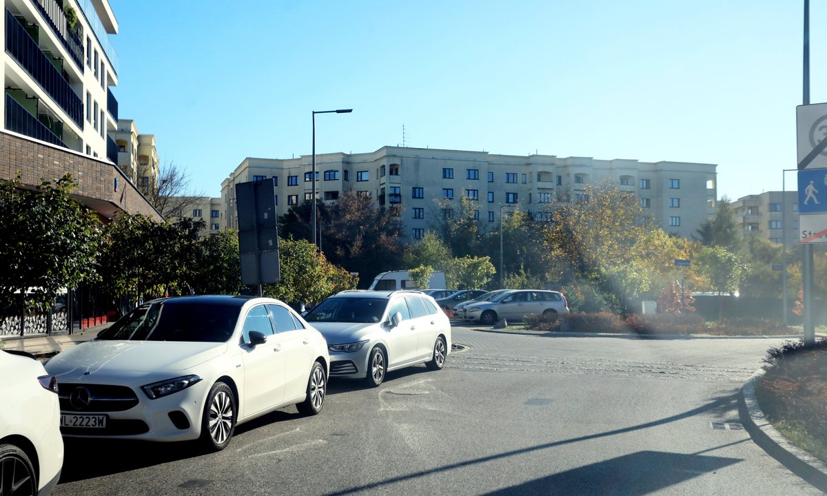Deweloper ominął przepisy. "Nawet nie da się przecisnąć chodnikiem"