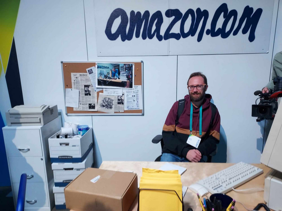 Zanim obejrzałem nowe osiągnięcia Amazona, firma przeprowadziła mnie przez replikę garażu swojego założyciela — Jeffa Bezosa