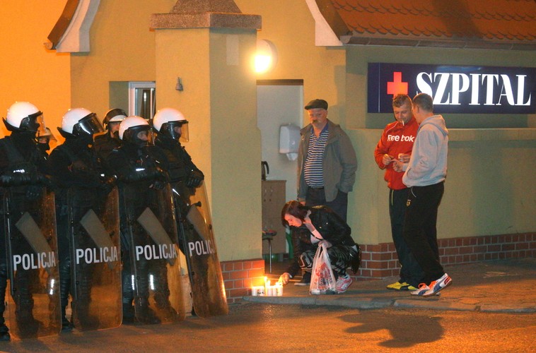 MIESZKAŃCY KNUROWA ZAPALAJĄ ŚWIECZKI PRZED SZPITALEM