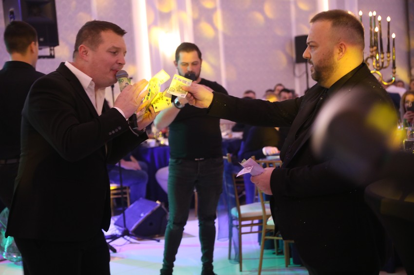 Borko kolegu čašćava evrima