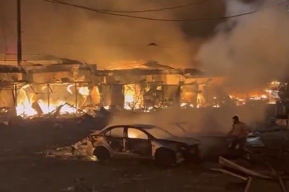 (FOTO, VIDEO) Ovo je trenutak kada je ruski "Orešnik" pao na NEKOLIKO METARA OD LJUDI Objavljeni jezivi snimci EKSPLOZIJA u Ukrajini: Grad u ruševinama (FOTO, VIDEO)