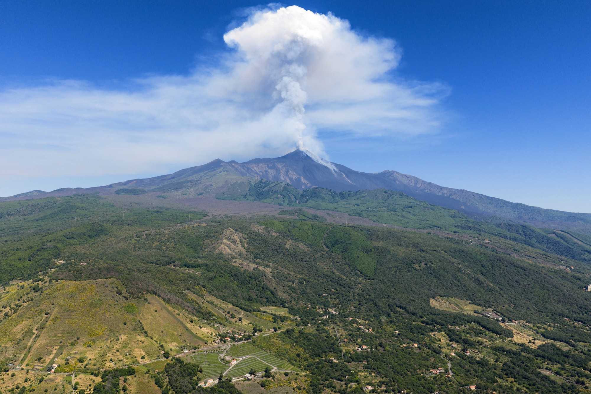 Etna chrlila do vzduchu dym a popol.