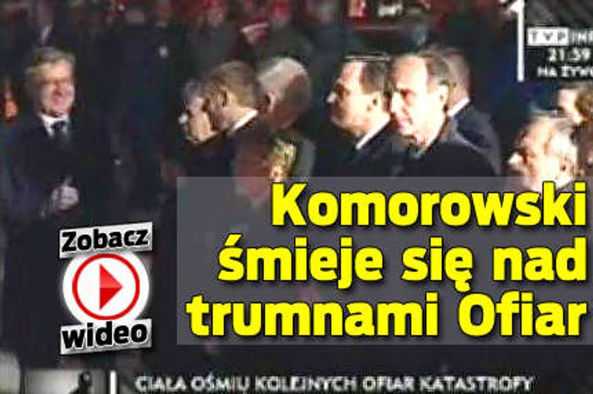 Komorowski śmieje się nad trumnami Ofiar. Wideo