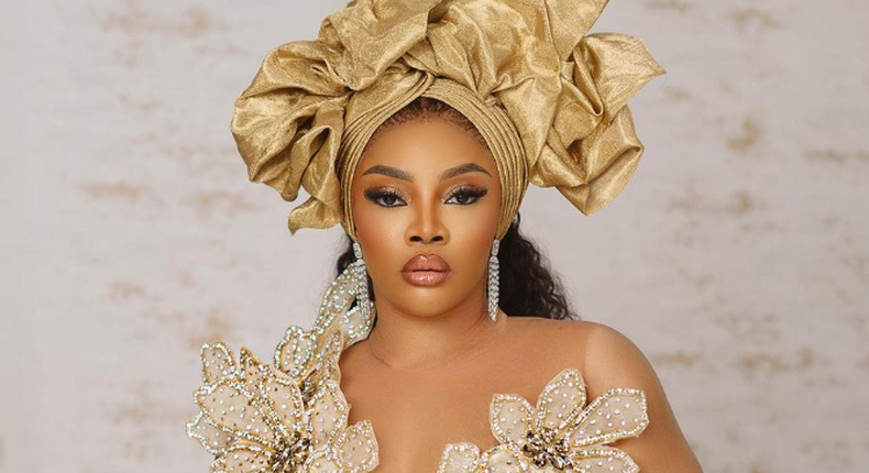 Toke Makinwa says that bleaching her skin was the dumbest thing ever [Instagram/tokemakinwa]