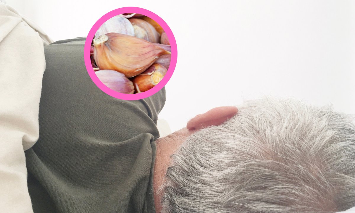 Czosnek pod poduszką na lepszy sen? Sprawdzili, co mówi nauka