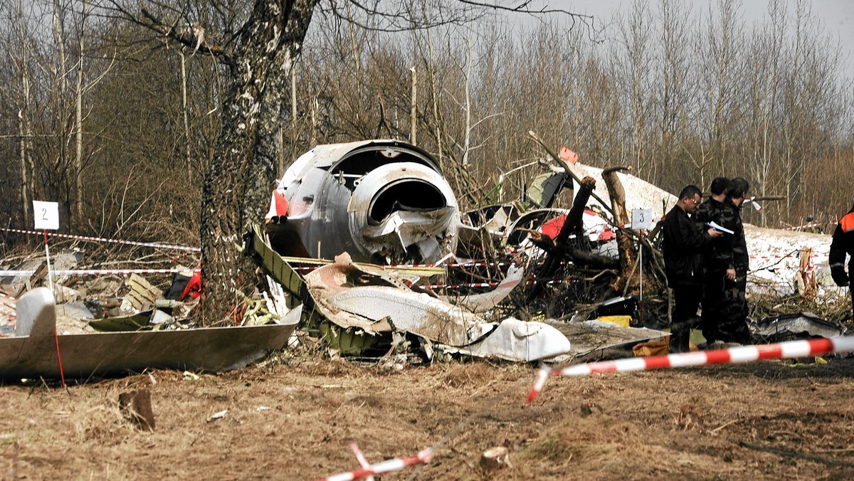 Jak informuje TVN 24 piloci samolotu Tu-154 rozpoczęli "ręczną" procedurę odejścia i próbowali uratować samolot podrywając do góry spadającą maszynę. Oznacz to, że kpt. Arkadiusz Protasiuk i reszta załogi nie polegali tylko i wyłącznie na automatycznym systemie odejścia "uchod".