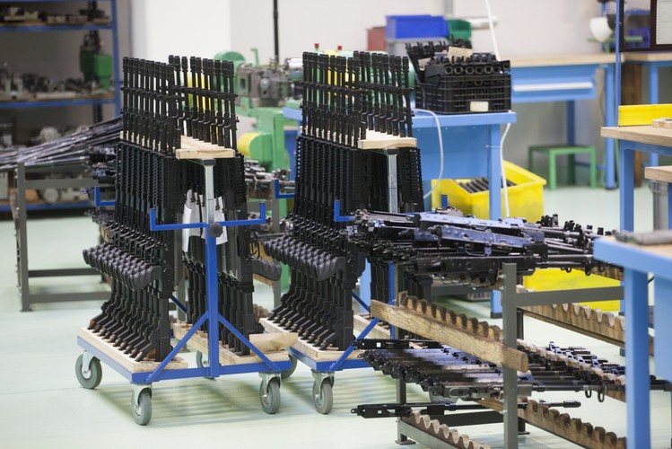 Niedawno (1 lipca) odbyło się oficjalne otwarcie nowej siedziby fabryki. Koszt wybudowania nowego zakładu to ponad 100 mln zł. W nowym zakładzie produkowany będzie nowoczesny karabin szturmowy, wchodzący w skład Modułowego Systemu Broni Strzeleckiej (MSBS).<br><br> (cat) PAP/Michał Walczak