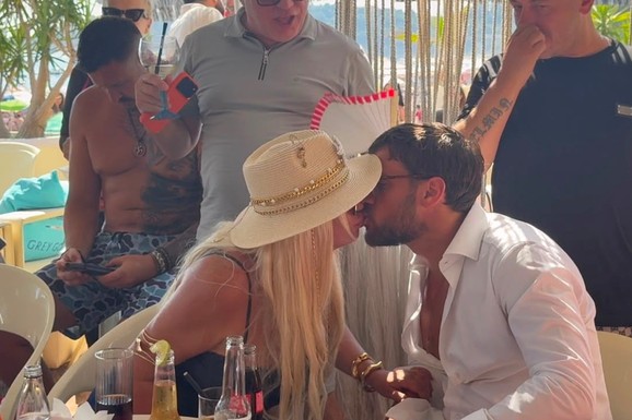 (PAPARACO) UZAVRELE STRASTI DARE I DEČKA U BEČIĆIMA Pevačica se prezuvala nasred plaže pa dohvatila 20 godina mlađeg Vladana: Ovako se ponašaju van kamera
