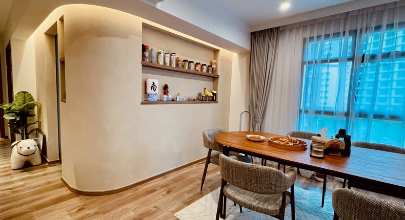 The couple moved a partition wall backwards in order to open up the space. To create a focal point in their house, they opted to make it a curved wall.Amanda Goh/Insider