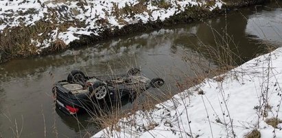 Koszmarny wypadek na Pomorzu. Auto wypadło z drogi i znalazło się w lodowatej rzece