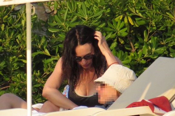 "PODELE RAĐAJU PODELE" Evo čime se Sloboda Mićalović bavi na plaži - zbog OVOGA se zamislila: "Srce samo što nije iskočilo iz grudi" (FOTO)