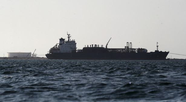 Statek zakotwiczony na morzu w porcie Al-Salif na Morzu Czerwonym