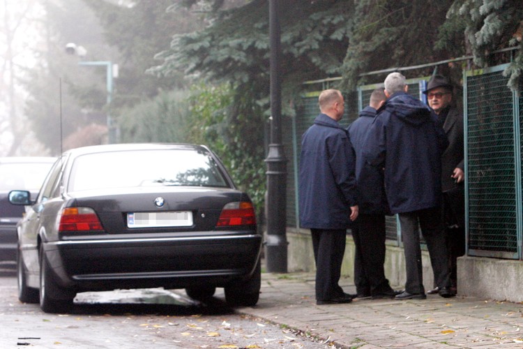 ... dożywotnia ochrona i rządowa limuzyna