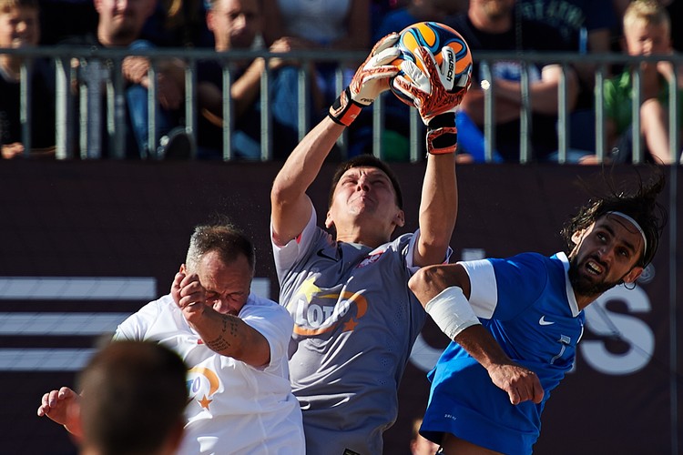 Interweniuje bramkarz reprezentacji Polski Marcin Wolski (L) uprzedzając atakującego Greka Paraskevasa Konstantakopoulosa (P) w meczu turnieju Europejskiej Ligi Beach Soccera w Sopocie