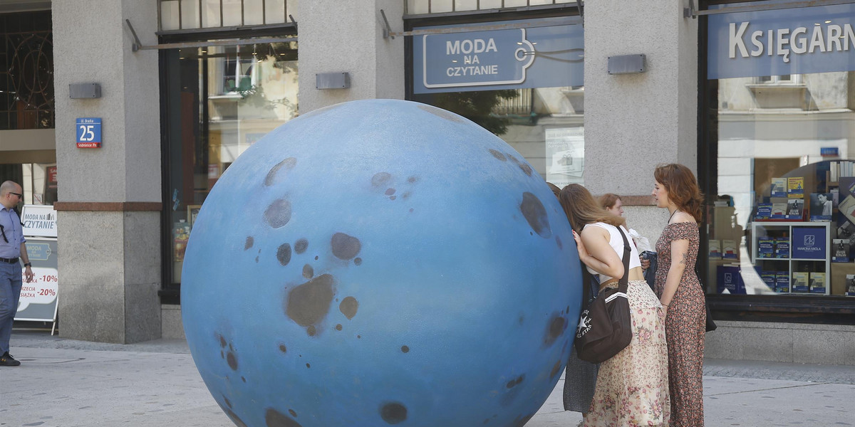 Rzeźba "Pisklę. Drozd Śpiewak" w kształcie gigantycznego jaja pojawiła się na jednym z placów w centrum Warszawy. 