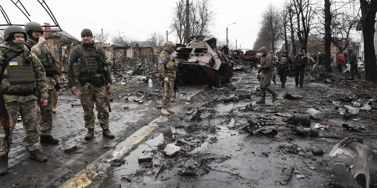Ukraińscy żołnierze w Buczy widzą wstrząsające obrazy. 