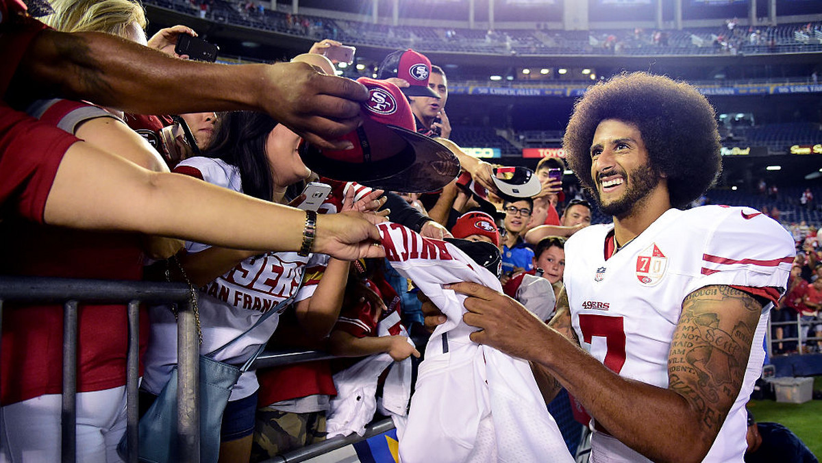 O Colinie Kaepernicku od kilku dni mówi się w Stanach Zjednoczonych bardzo dużo, ze względu na jego kontrowersyjny protest w trakcie odgrywania hymnu państwowego. Futbolista drużyny San Francisco 49ers stał się bardzo popularny, a władze ligi NFL informują, że sprzedaż jego koszulek gwałtownie wzrosła.