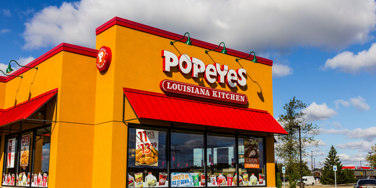  Restauracje Popeyes wyróżnia menu w stylu nowoorleańskim, na które składa się pikantny kurczak, polędwiczki z kurczaka, smażone krewetki, a także regionalne produkty.