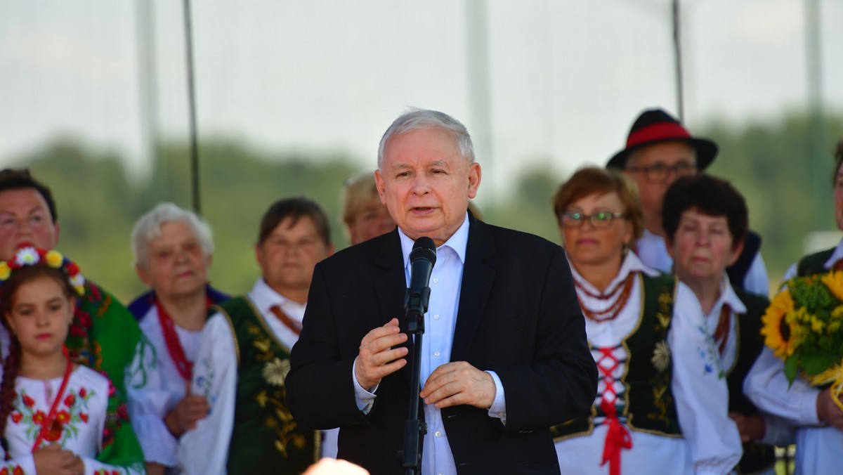 Mamy wspaniałego prezydenta i powinien być wybrany na kolejną kadencję, najlepiej w pierwszej turze - powiedział Jarosław Kaczyński, który wziął udział w Pikniku Rodzinnym #DobryCzasPL w Dygowie. Prezes Prawa i Sprawiedliwości zapowiedział także, że jego partia będzie dążyć do zmiany konstytucji. - Nie zapowiadam tego w tych wyborach, ale przyjdzie czas, że to zrobimy - stwierdził.