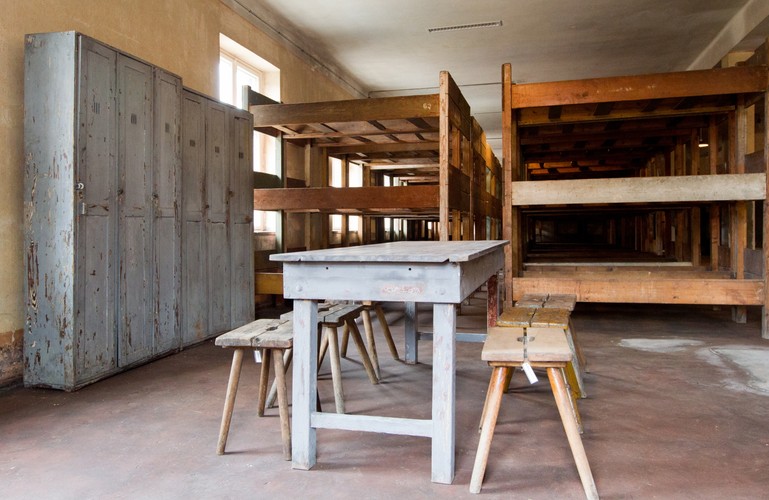 Pomieszczenia wyglądają tak, jakby więźniowie opuścili je chwilę wcześniej.